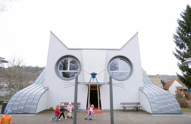 Школа в Германии была построена в форме огромной белой кошки вместе с усами и круглыми окнами в форме глаз.