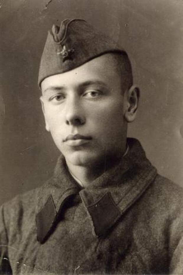 1943 год. Таким Анатолий Папанов пришел учиться в ГИТИС — прямо с фронта и в военной гимнастерке