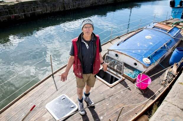 Бывший лесник потратил пять лет на реставрацию яхты, которая затонула через пять минут после спуска