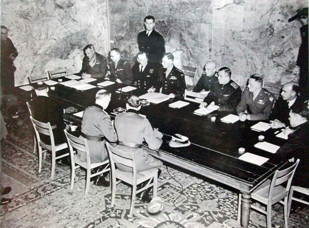 Signature_de_la_reddition_le_7_mai_1945.jpg