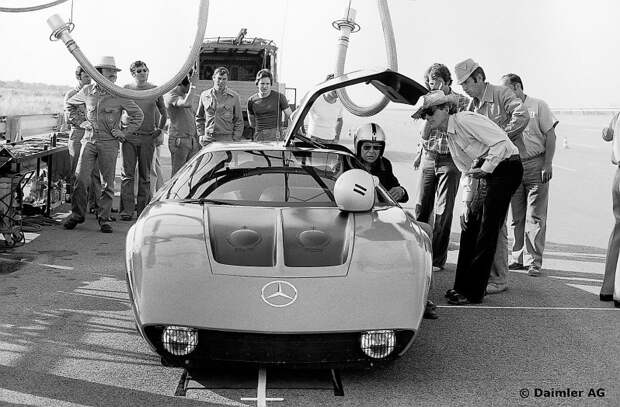 Среди участников рекордных заездов в июне 76-го и Эрих Ваксенбергер (справа у открытой двери), инженер, создавший 300 SEL 6.3 C111, mercedes, mercedes-bemc, авто, автодизайн, дизайн, концепт, спорткар