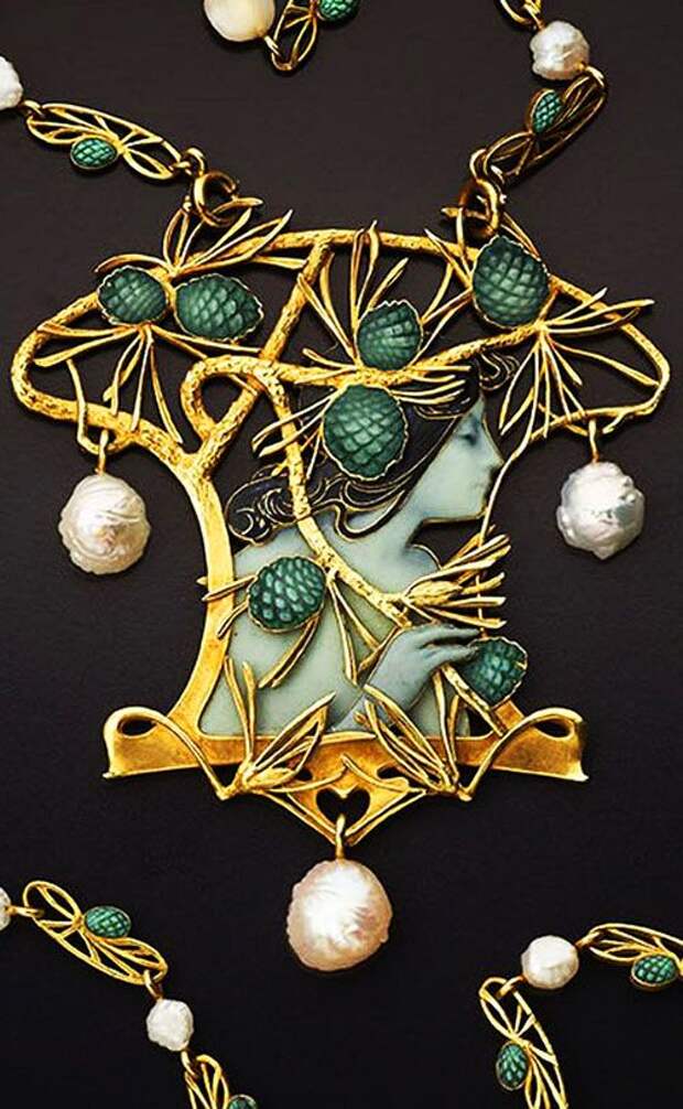 An Art Nouveau gold, enamel and pearl necklace by René Lalique, Paris, 1899-1900. Centred with a profile portrait of a woman. The unusually long chain is set with baroque pearls alternating with pierced gold motifs. https://musetouch.org/?page_id=19