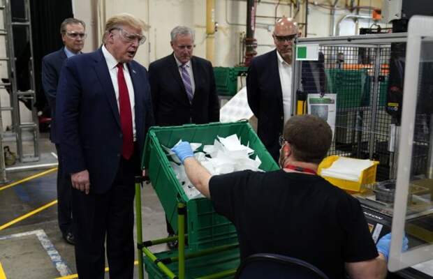 Трамп объявился на публике без маски, зато в защитных очках