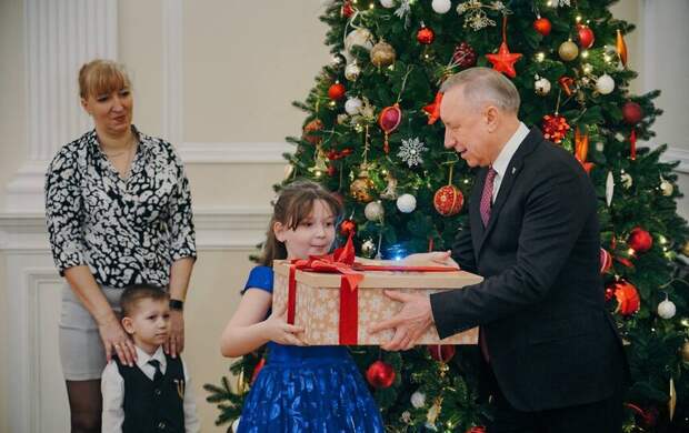 Александр Беглов одарил маленьких петербуржцев в рамках городской благотворительной акции "Дерево желаний"
Александр Беглов одарил маленьких петербуржцев в рамках городской благотворительной акции "Дерево желаний"