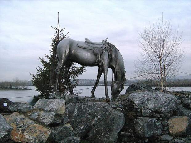 Скульптура серебряной лошади