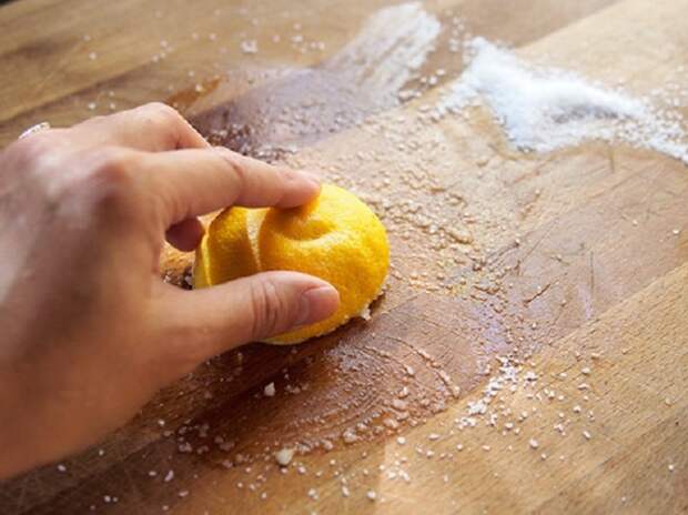 Мыть кухню лимоном. |Фото: idntimes.com.