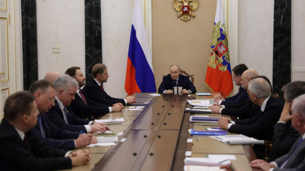 Путин провел совещание по ситуации на мировом рынке нефти и газа