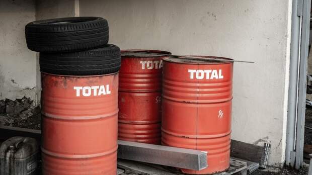 Работник автосалона впал в кому после взрыва бочки с горючим на Урале