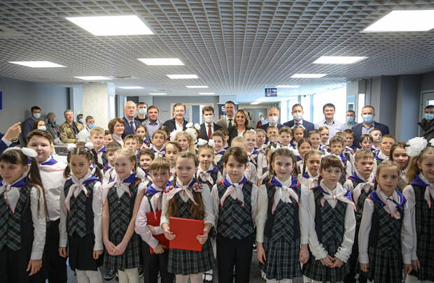 Олег Кожемяко поздравил приморских школьников с посвящением в пионеры