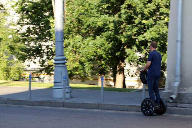 Мужчина на сегвее проехался с детской коляской по автодорогам Петербурга