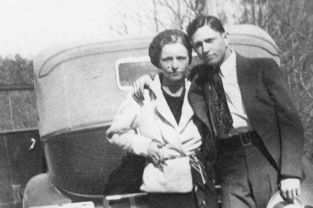 13 редких снимков из жизни Бонни и Клайда, самых известных влюбленных преступников