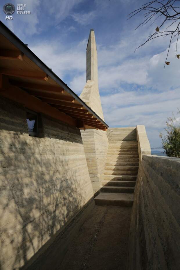 Япония. Хондзима, Кагава. Дом Zenkonyu x Tamping Earth, спроектированный Tadashi Saito + Atelier NAVE. (Toshihiro Misaki)