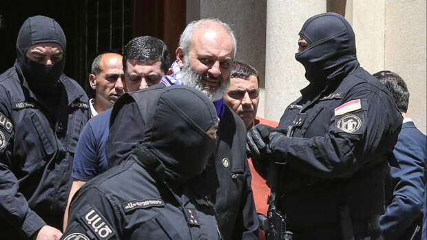 В Армении задержали сторонников разыскиваемого архиепископа Аджапахяна