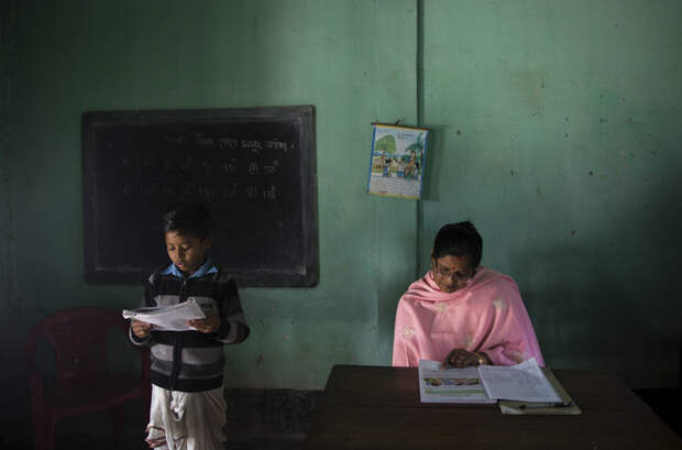 Ниранджан читает во время урока в школе бхакти, люди, монахи