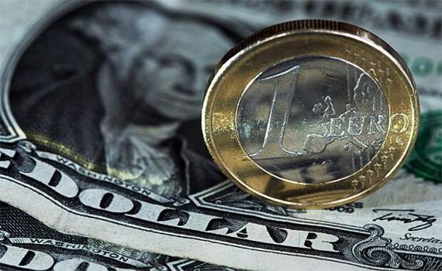 Евро предлагает доллару подвинуться