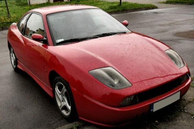 Красный Fiat Coupe, разрезанный пополам, превратили в киоск по продаже жареной картошки fiat, авто, автомобили, дизайнер, инсталяция, искусство, фаст-фуд, художник