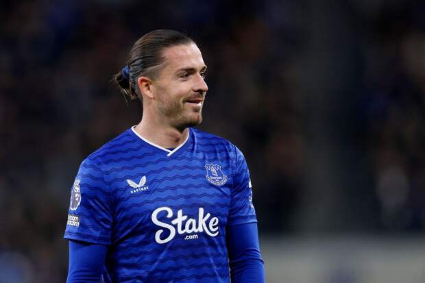 Фото: футболист сборной Англии Грилиш уснул пьяным на крыше бара