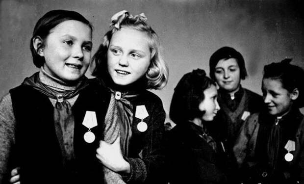 Ученицы 4-го класса 47-й школы, награжд. мед. «За об. Ленинграда». 11.43.jpg Ученицы 4-го класса 47-й школы, награжд. мед. «За об. Ленинграда». 11.43.jpg