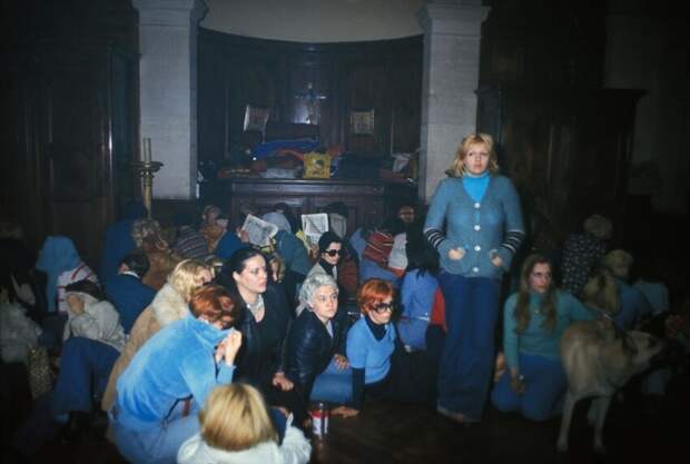 Восстание проституток в Лионе, 1975 год. 2 июня 1975 года более 100 проституток заняли церковь Сен-Низье и объявили забастовку. Священник их не выгнал, а полиция справилась лишь через 10 дней. Этот день считается днем борьбы работниц секс-индустрии з