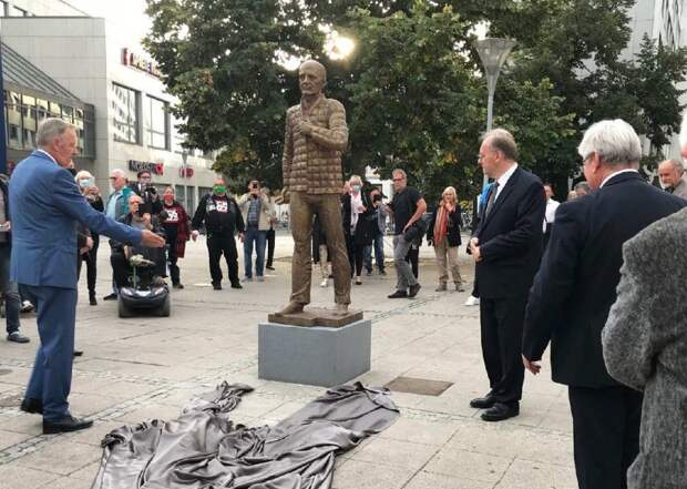 Горбатый памятник предательству: дело Горбачёва живёт