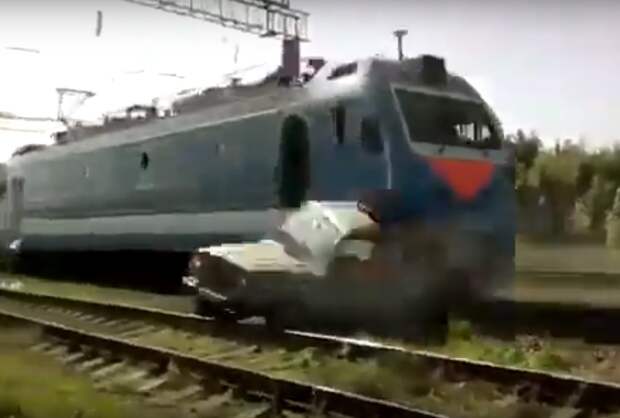 Результат пошуку зображень за запитом "В Сети появилось видео, как поезд сносит УАЗ"