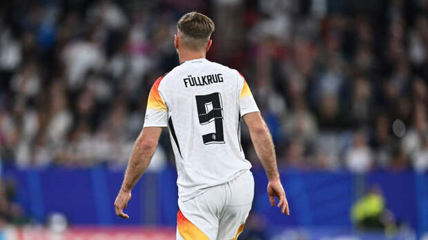 Нападающий сборной Германии Фюллькруг сломал руку болельщику перед матчем с Шотландией
