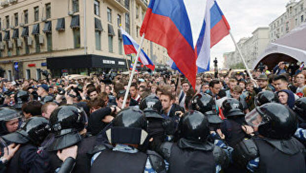 Горожане и полиция во время акции против коррупции на Тверской улице в Москве. 12 июня 2017
