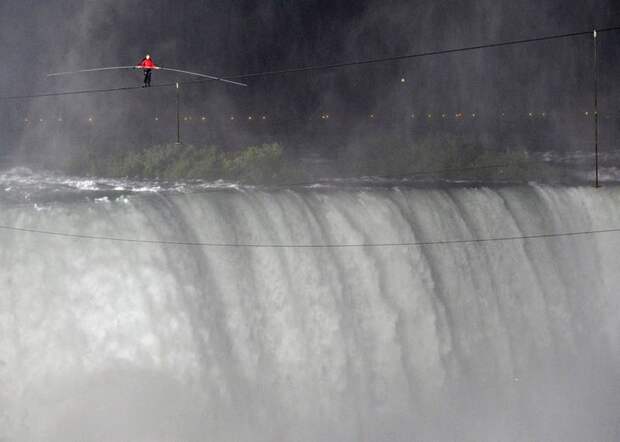 Канатоходец перешел через Ниагарский водопад (9 фото)
