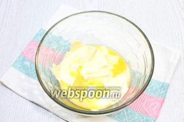 Масло растопить и охладить.