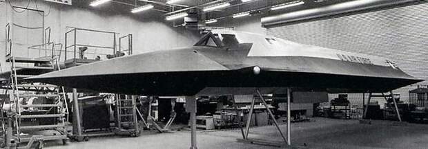 Макет носовой части серийного F-12B.