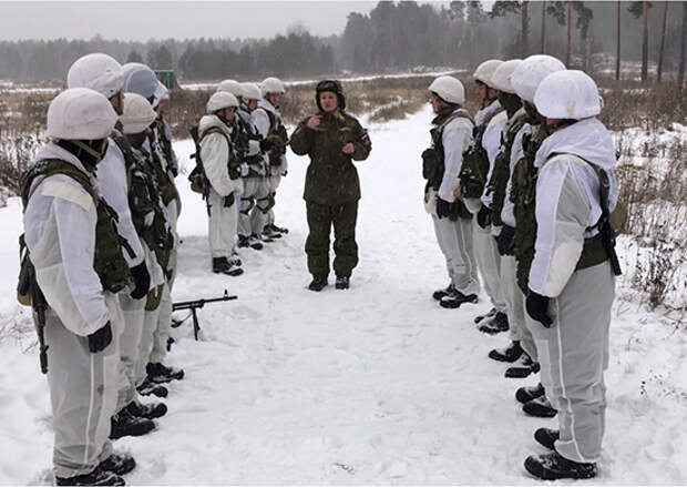 Различные учения. Полевые учения солдат зимой. Построение военнослужащих зимой. Информирование в боевых условиях. Солдаты сопровождения.