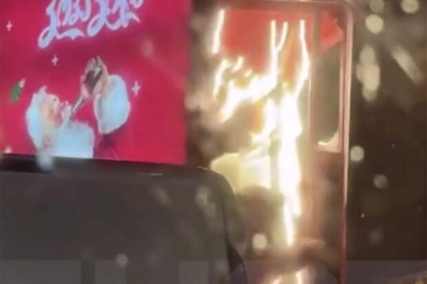 SHOT: легендарный грузовик Coca-Cola попал в заложники непогоды в Батуми