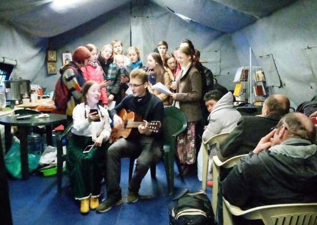 Концерт для бездомных на Курском вокзале в «Ангаре спасения»/Добровольческий корпус ПСТГУ