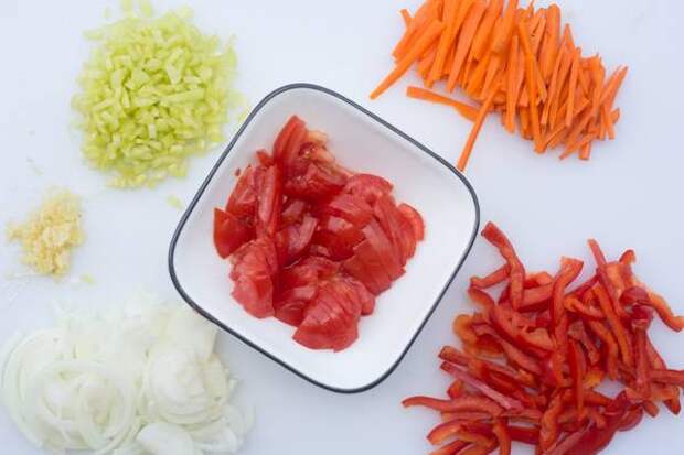 Вкусный салат из баклажанов и овощей