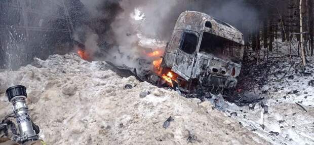 Литий вспыхнул! В Рязанской области после ДТП на трассе М-5 батареи устроили огненное шоу