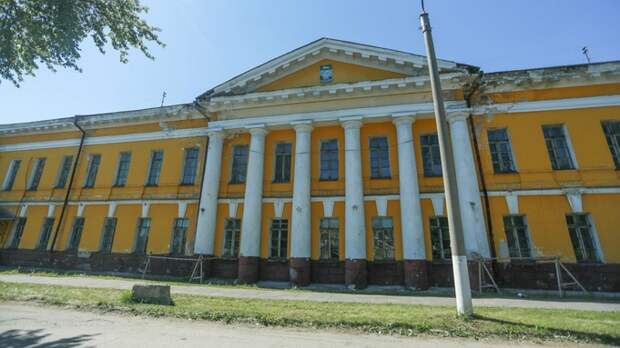 Суд Барнаула рассмотрит спор из-за не очищенной от снега крыши Горного училища