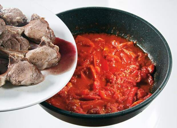 добавление слегка обжаренной бараньей корейки в соус