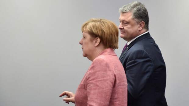 Порошенко призвал Меркель усилить санкции против РФ после выхода паспортного указа