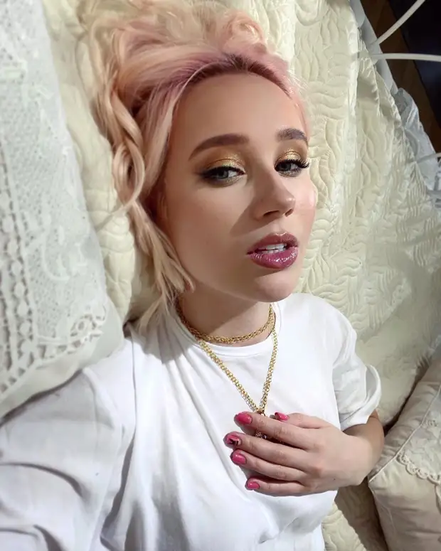 Клава Кока предстала в стильном образе