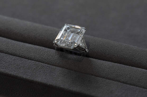 Блогерша получила обручальное кольцо с бриллиантами и разочаровалась