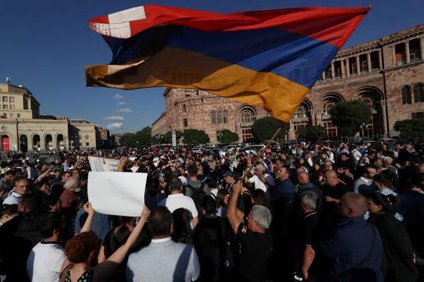 Лидер оппозиции Армении призвал парламент рассмотреть вопрос о роспуске кабмина
