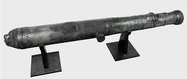 Испанская пушка «Дракон», сделанная между 1504 и 1519 годами, в Военном музее Парижа (номер N 568). Длина ствола 3,73 м, вес 2,275 т; калибр канала 18,3 см (данные Музея), т. е. ядро, с учётом просвета в 1/10 калибра, около 33 французских или 36 испанских фунтов (15 кг). Вполне вероятно, что это как раз серпентина по образцу тогдашних французских. Фотография представлена примерно в одном масштабе с двумя предыдущими изображениями. Musee d'Armee - Война в Срединном море: Карл V против Хайреддина Барбароссы | Военно-исторический портал Warspot.ru