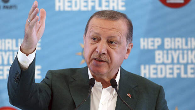 Президент Турции Тайип Эрдоган выступает перед активистами правящей Партии справедливости и развития в городе Афьон. 7 октября 2017