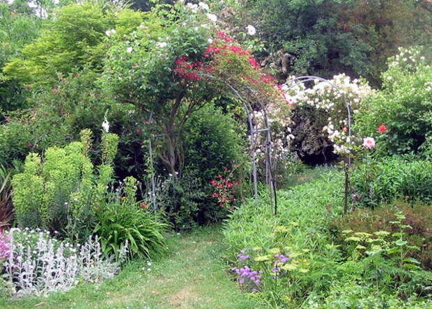 arbor-and-archway-in-garden1-21.jpg