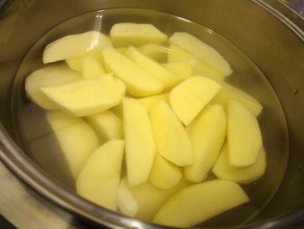 Картошку залило водой. Нарезанная картошка в кастрюле. Картофель нарезанный ломтиками. Картошка нарезанная дольками. Картофель отварной дольками.