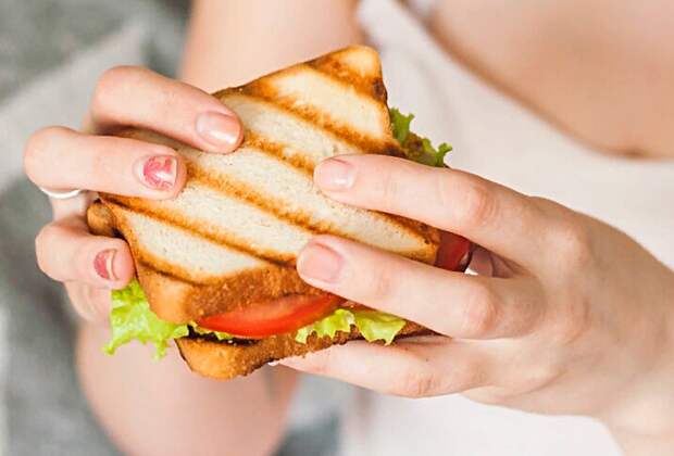 «Ем мало, а вес растёт»: про вредные пищевые привычки рассказал врач