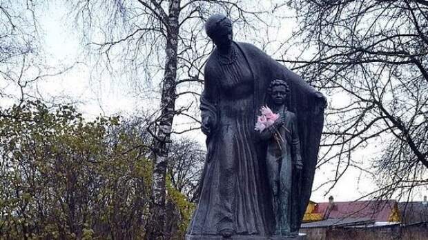 Оказывается, Михаил Задорнов на свои деньги установил памятник Пушкину и его няне