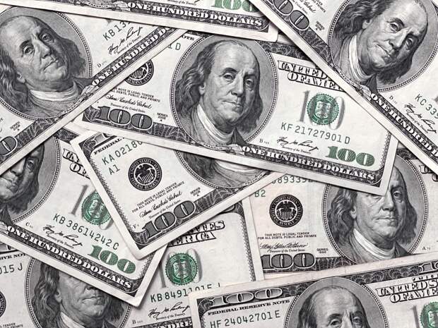 Возможность снижения курса до 90 рублей за доллар оценили словами «еще падать и падать»