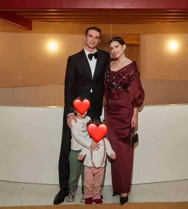 Ставрос Ниархос и Даша Жукова с сыном и дочерью