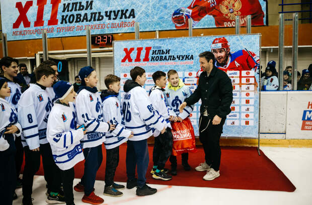 Хоккеист и Кубок: Илья Ковальчук побывал на турнире в Тверском СК «Юбилейный»